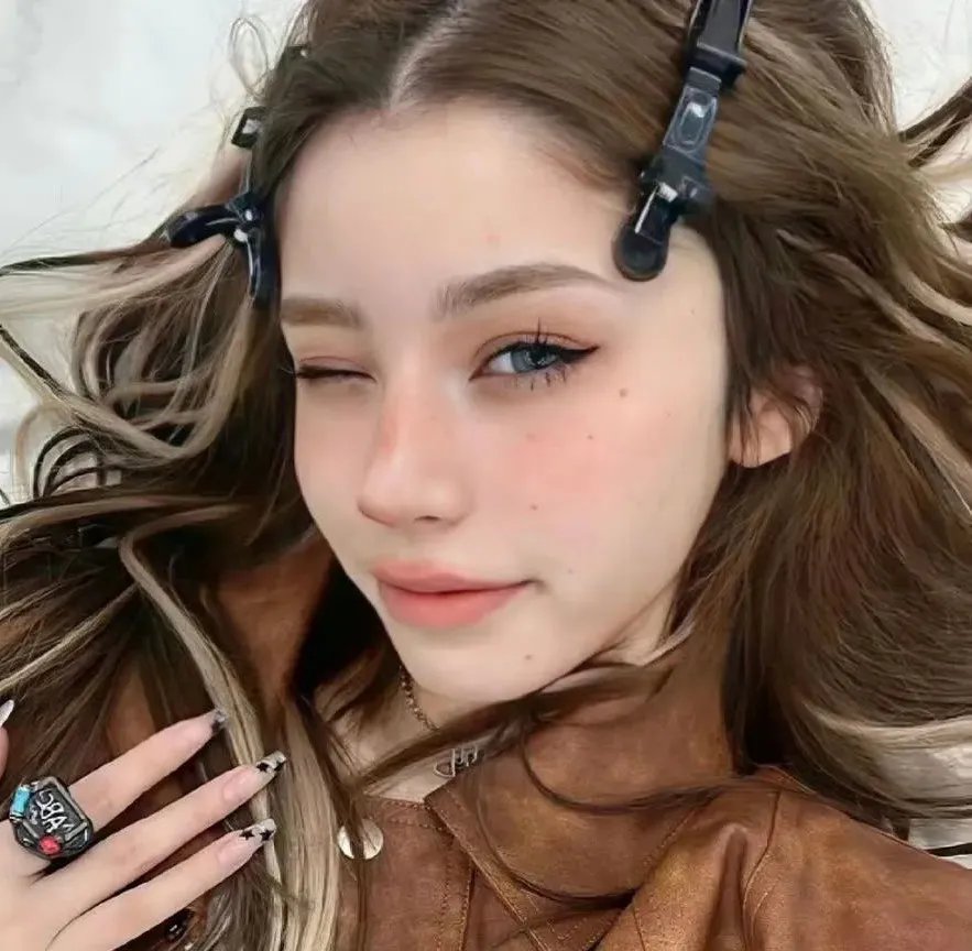 她背后的那双手